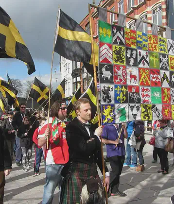 /images/tich/St._David's_Day_parade,_Cardiff_-_geograph.org.uk_-_3867279.webp