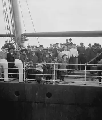 /images/tich/steamer_lake_champlain_arriving_at_port_québec_oct._1911.webp